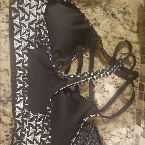 2 Victoria secret sports bras - Picture 4 of 6